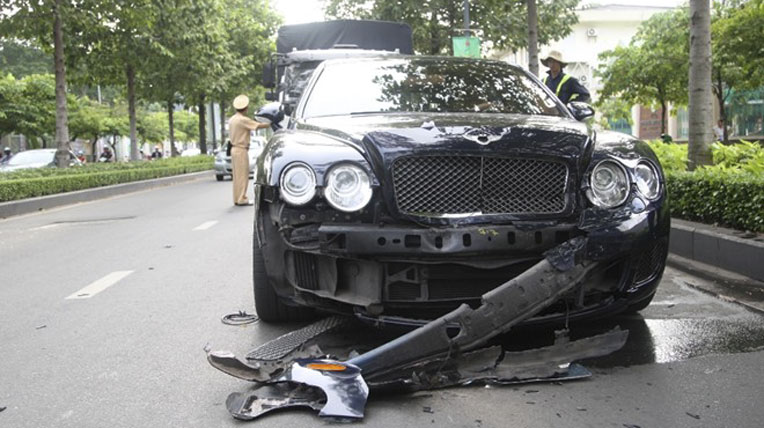 Xe sang 10 tỷ bị tông 'bầm dập' khi dừng đèn đỏ ở Sài Gòn bentley-tu-quy-gap-nan (1).jpg