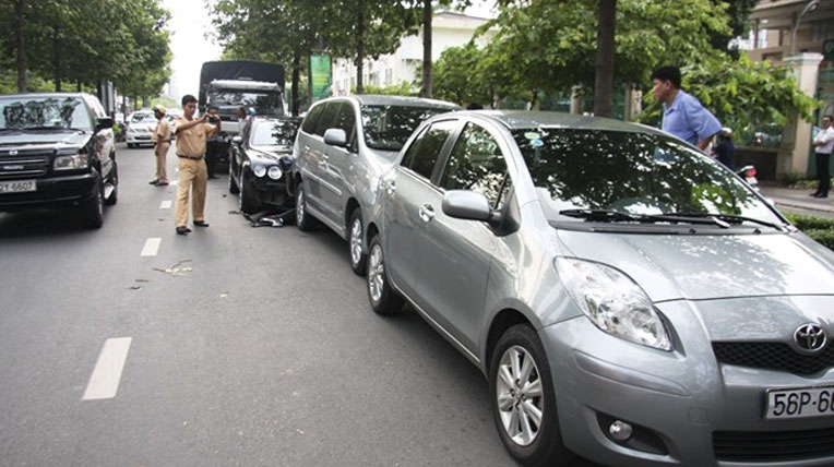 Xe sang 10 tỷ bị tông 'bầm dập' khi dừng đèn đỏ ở Sài Gòn bentley-tu-quy-gap-nan (2).jpg