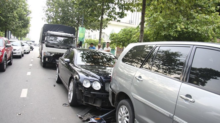 Xe sang 10 tỷ bị tông 'bầm dập' khi dừng đèn đỏ ở Sài Gòn bentley-tu-quy-gap-nan (3).jpg