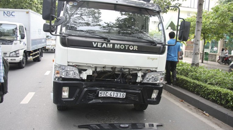 Xe sang 10 tỷ bị tông 'bầm dập' khi dừng đèn đỏ ở Sài Gòn bentley-tu-quy-gap-nan (4).jpg