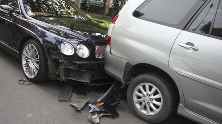 Xe sang 10 tỷ bị tông 'bầm dập' khi dừng đèn đỏ ở Sài Gòn bentley-tu-quy-gap-nan (5).jpg