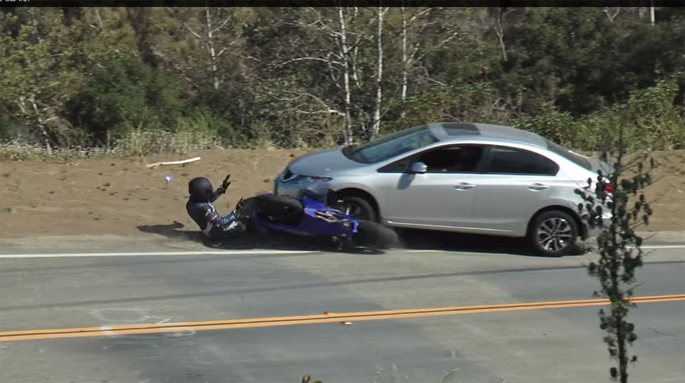 Chui gầm ô tô, biker may mắn thoát hiểm biker.jpg