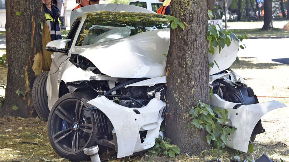 BMW M4 mới cóong bẹp dúm, tài xế không hề hấn gì bmw-m4-crash (1).jpg