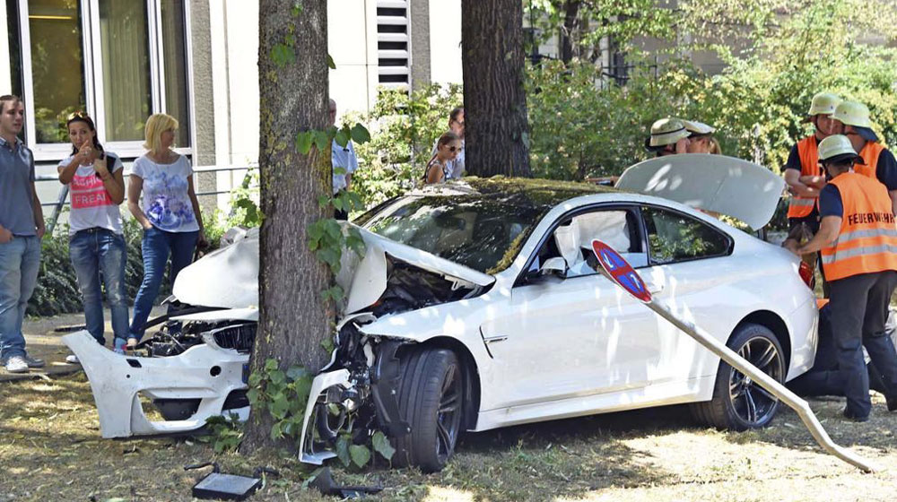 BMW M4 mới cóong bẹp dúm, tài xế không hề hấn gì bmw-m4-crash (3).jpg
