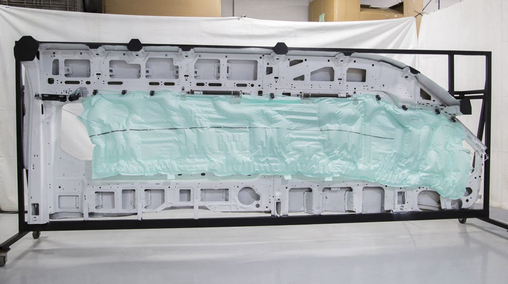 Túi khí ô tô dài gần 5 mét ford-airbag.jpg