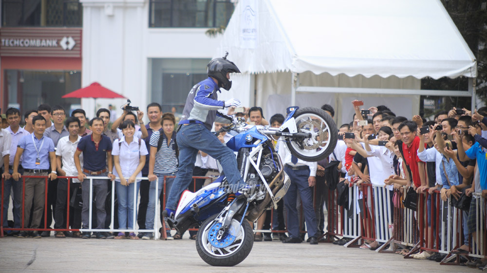Trình diễn stunt đỉnh cao giữa quảng trường Royal City mattie-griffin-bmw-world-XPO (2).jpg