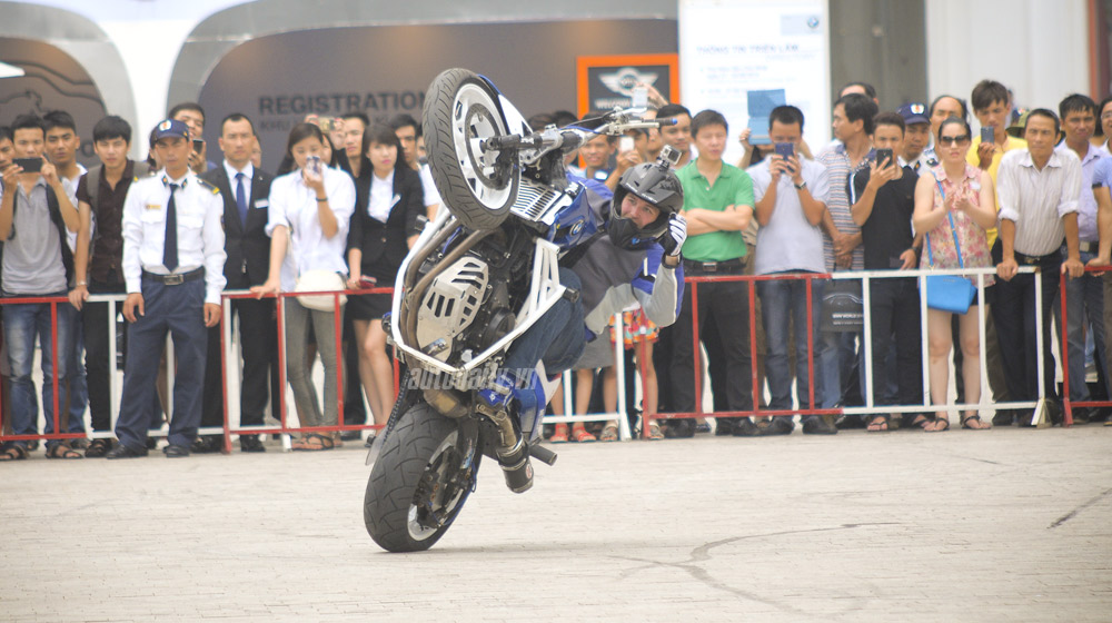 Trình diễn stunt đỉnh cao giữa quảng trường Royal City mattie-griffin-bmw-world-XPO (3).jpg