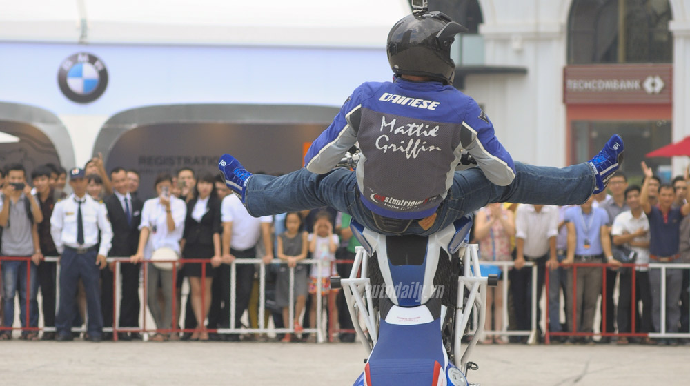 Trình diễn stunt đỉnh cao giữa quảng trường Royal City mattie-griffin-bmw-world-XPO (4).jpg
