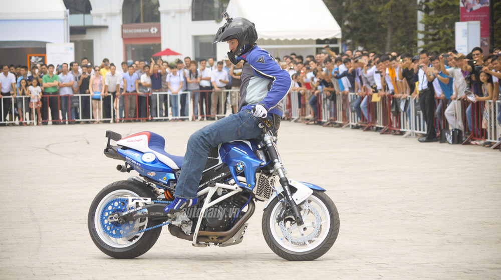 Trình diễn stunt đỉnh cao giữa quảng trường Royal City mattie-griffin-bmw-world-XPO (5).jpg
