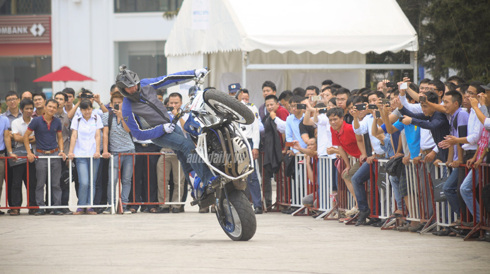 Trình diễn stunt đỉnh cao giữa quảng trường Royal City mattie-griffin-bmw-world-XPO (6).jpg
