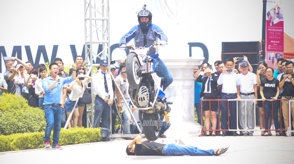 Trình diễn stunt đỉnh cao giữa quảng trường Royal City mattie-griffin-bmw-world-XPO (7).jpg