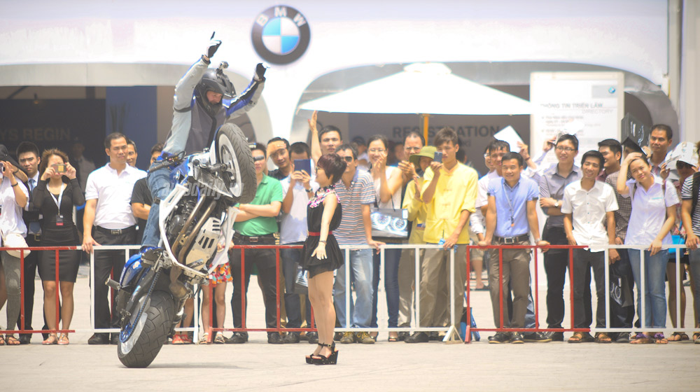 Trình diễn stunt đỉnh cao giữa quảng trường Royal City mattie-griffin-bmw-world-XPO (8).jpg