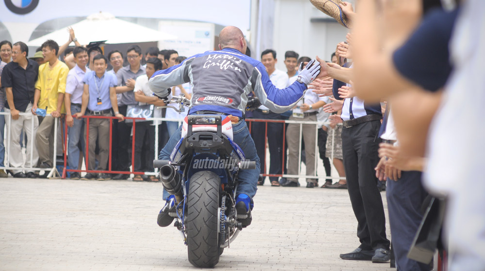 Trình diễn stunt đỉnh cao giữa quảng trường Royal City mattie-griffin-bmw-world-XPO (9).jpg