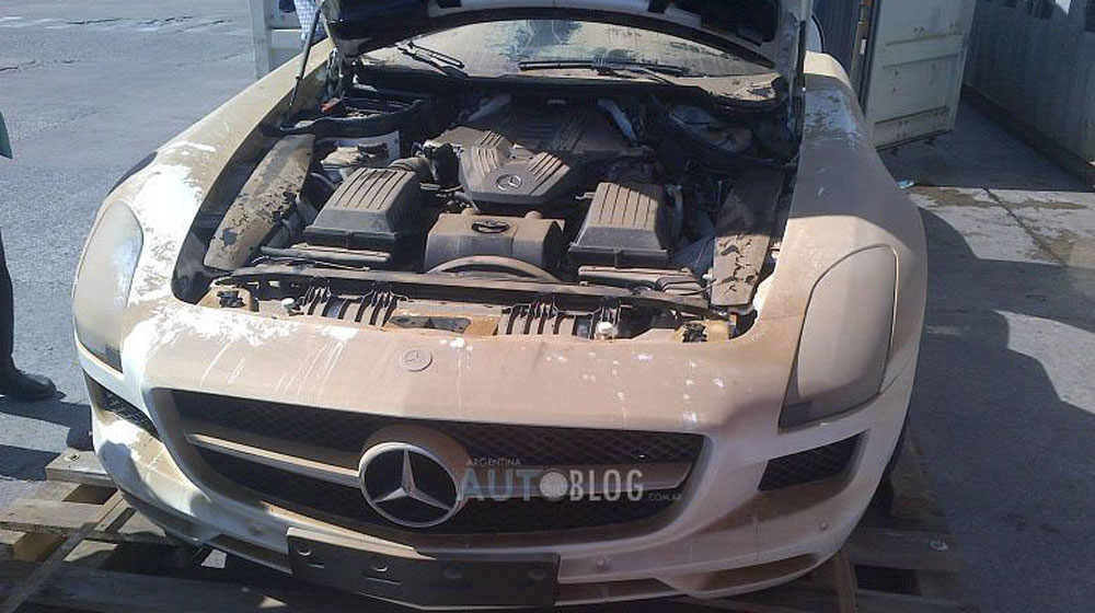 Mercedes SLS AMG rơi xuống biển trên đường vận chuyển sls-amg (3).jpg