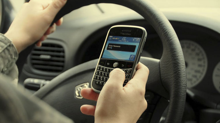 Phạt tù 3 tháng nếu nhắn tin khi đang lái xe texting-driving (1).jpg