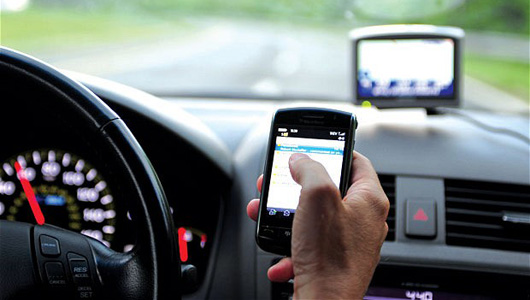 “Tiết lộ” cách lái xe của 12 chòm sao texting_2161419b.jpg