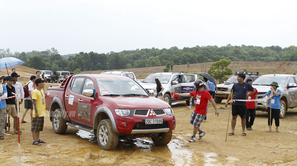 Ngày 2 VOC 2014: Cuộc đua của những chiếc xe bán tải vietnam-offroad-cup-2014-day-2 (37).jpg