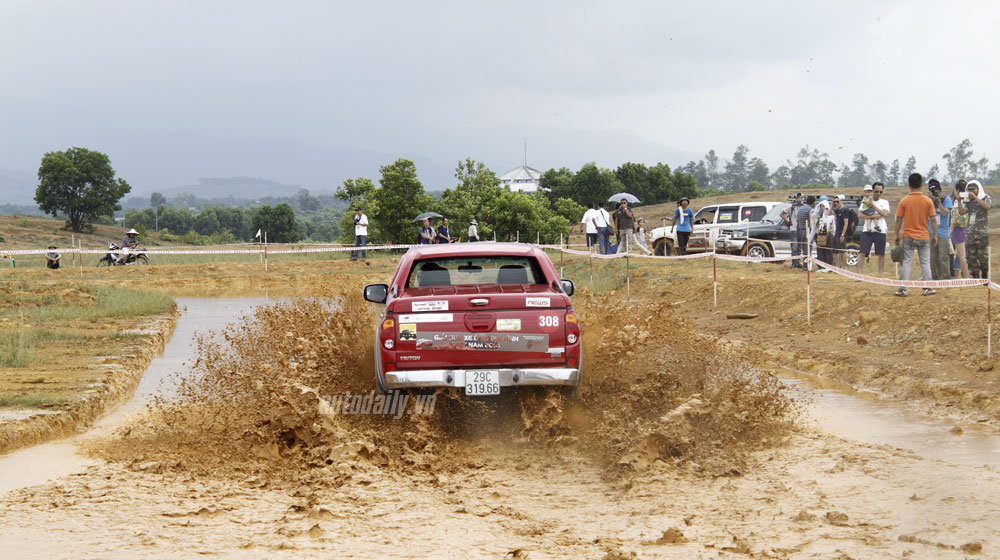 Ngày 2 VOC 2014: Cuộc đua của những chiếc xe bán tải vietnam-offroad-cup-2014-day-2 (38).jpg