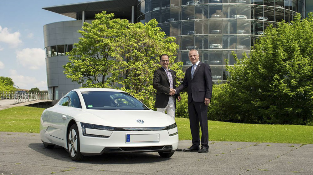 Ôtô tiêu thụ 0,9 lít/100km đầu tiên đến tay khách hàng volkswagen-xl1 (1).jpg