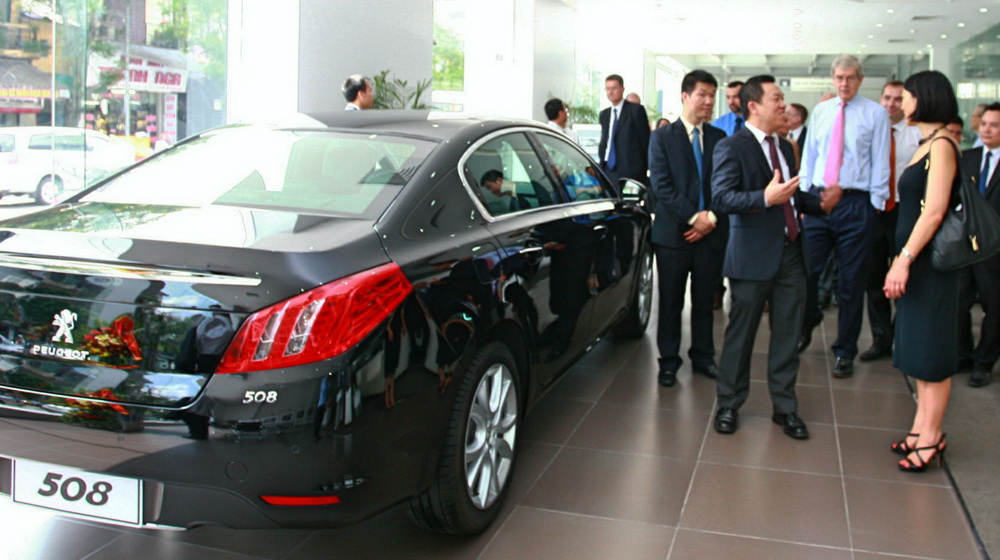 Quốc vụ khanh Pháp thăm showroom Peugeot Hà Nội Bà Fleur Pellerin và ông Bùi Kim Kha bên chiếc 508_1.jpg