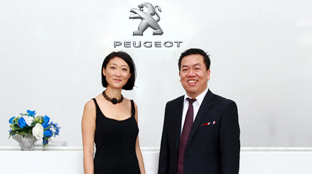 Quốc vụ khanh Pháp thăm showroom Peugeot Hà Nội Bà Fleur Pellerin và ông Bùi Kim Kha_1.jpg