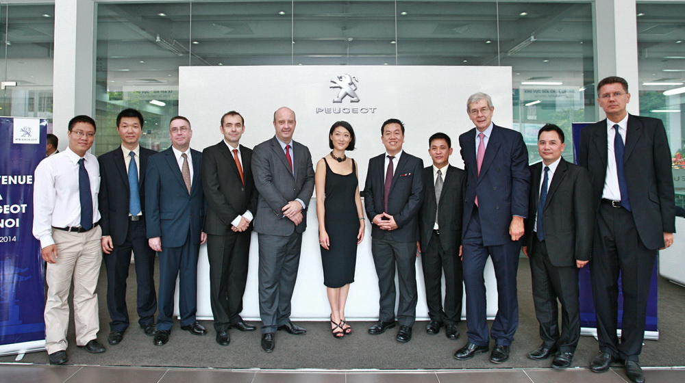 Bà Fleur Pellerin và các thành viên trong đoàn chụp hình lưu niệm cùng lãnh đạo Thaco PC_1.jpg Quốc vụ khanh Pháp thăm showroom Peugeot Hà Nội Bà Fleur Pellerin và các thành viên trong đoàn chụp hình lưu niệm cùng lãnh đạo Thaco PC_1.jpg