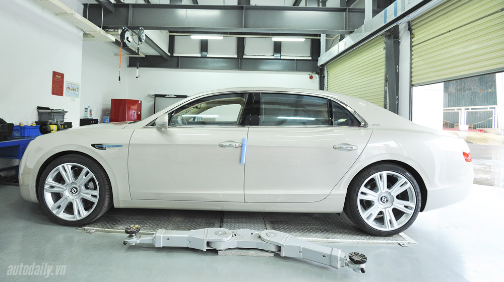 Xem kỹ Bentley Flying Spur 2014 chính hãng đầu tiên tại Việt Nam Bentley-Flying-Spur-2014 (13).jpg