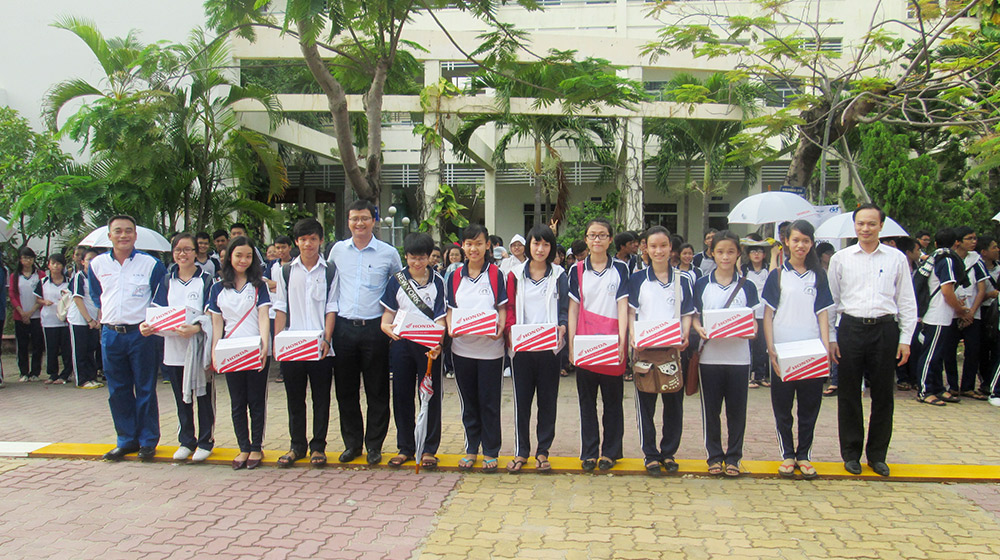 Thí điểm bồi dưỡng kiến thức ATGT và kỹ năng LXAT cho học sinh lớp 12 Các-em-học-sinh-xuất-sắc-sau-buổi-tập-huấn.jpg