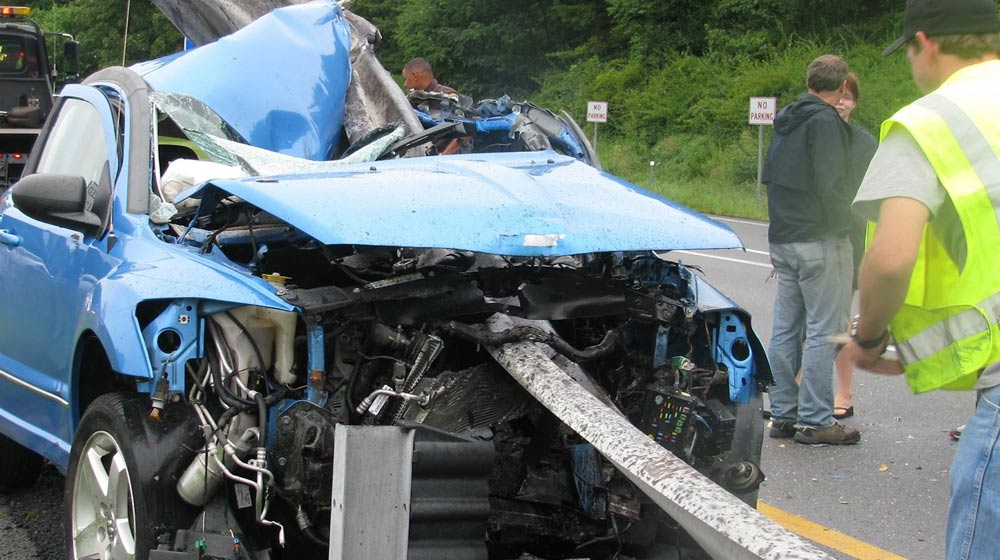 Thoát chết thần kỳ sau tai nạn kỳ cục Dodge-Piercing-2.jpg