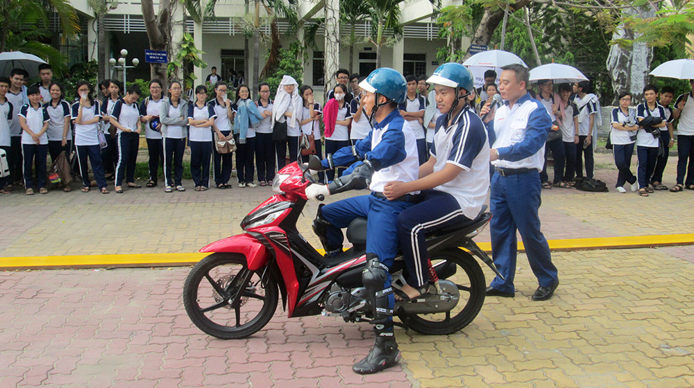 Thí điểm bồi dưỡng kiến thức ATGT và kỹ năng LXAT cho học sinh lớp 12 HDV-hướng-dẫn-tư-thế-ngồi-sau-xe-an-toàn.jpg