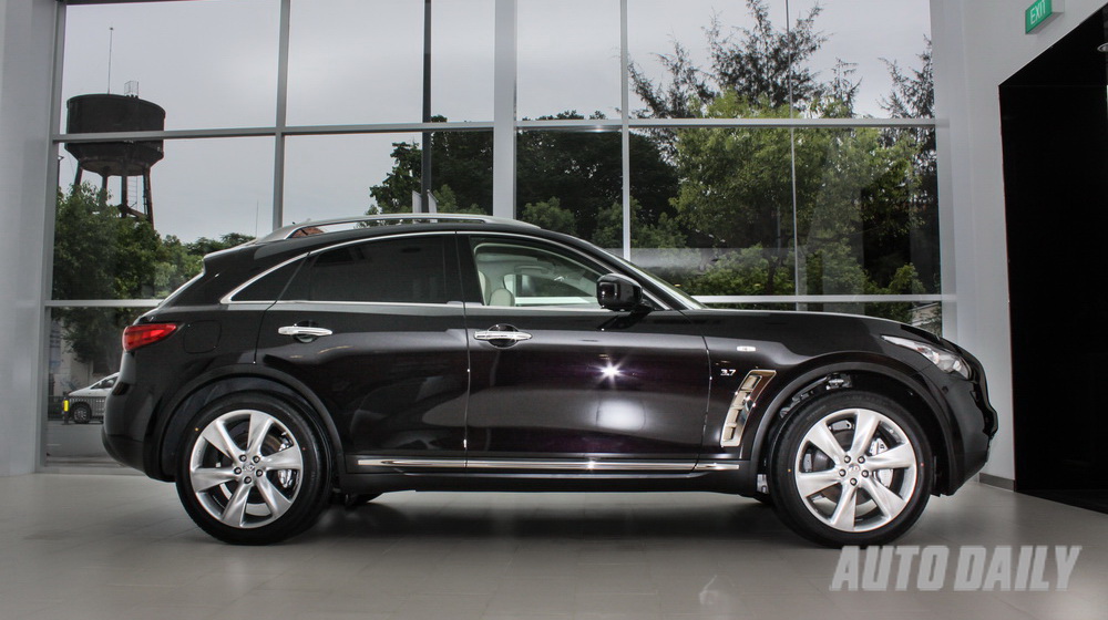 Cận cảnh Infiniti QX70 giá 3,1 tỷ đồng tại Việt Nam Infiniti QX70 (9).jpg