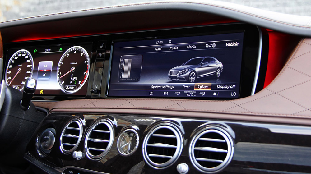 Thêm nhiều trang bị đẳng cấp trên Mercedes S 500 L Việt Nam Man-hinh-SPLITVIEW-cho-phep-hien-thi-2-noi-dung-hinh-anh-cung-mot-luc-tuy-theo-goc-nhin-khac-nhau.jpg