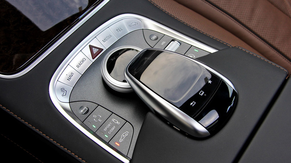 Thêm nhiều trang bị đẳng cấp trên Mercedes S 500 L Việt Nam Touchpad-tren-be-trung-tam-cho-phep-hanh-khach-o-ghe-truoc-truy-cap-va-dieu-khien-cac-thong-tin-mot-cach-de-dang-thong-qua-be-mat-cam-ung-da-diem.jpg