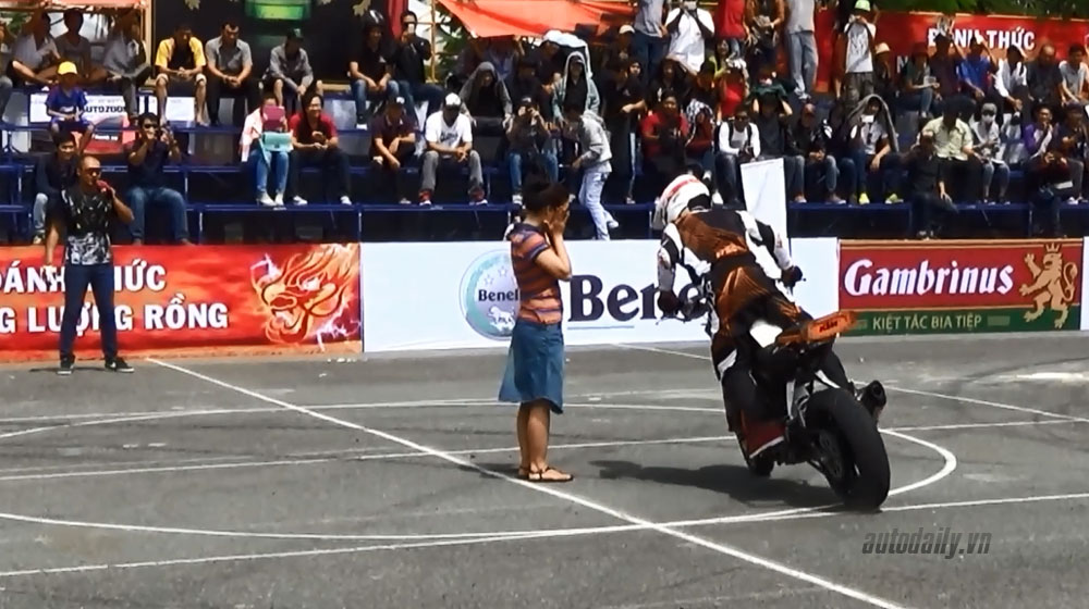 Video: Màn trình diễn môtô gây “đau tim” ở Sài Gòn Untitled-1-2.jpg