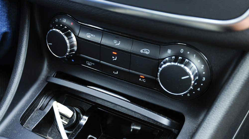 Mercedes-Benz CLA200: Xe coupe 4 cửa hoàn hảo cho giới trẻ _AUT6030.jpg