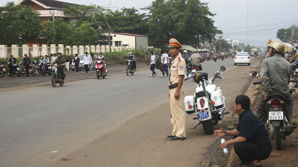 Đi xe máy ở nông thôn dễ chết hơn autodaily-giaothong-nongthon-(1).jpg