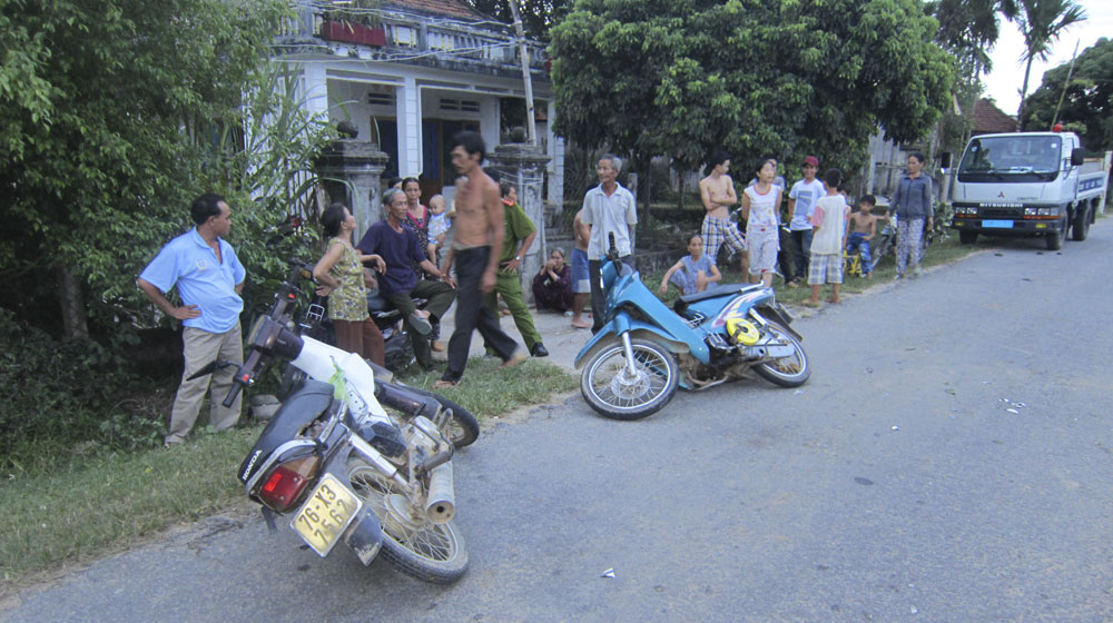 Đi xe máy ở nông thôn dễ chết hơn autodaily-giaothong-nongthon-(3).jpg