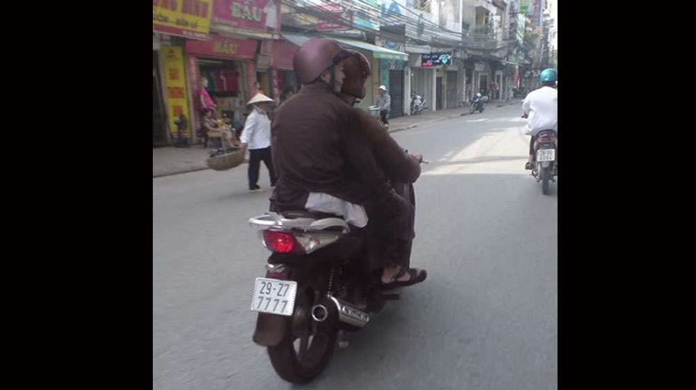 Sư đi SH – “Chuyện thường