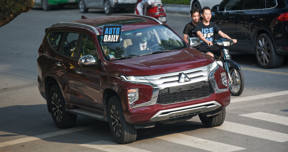 Mitsubishi Pajero Sport 2020 bất ngờ xuất hiện trên phố Hà Nội