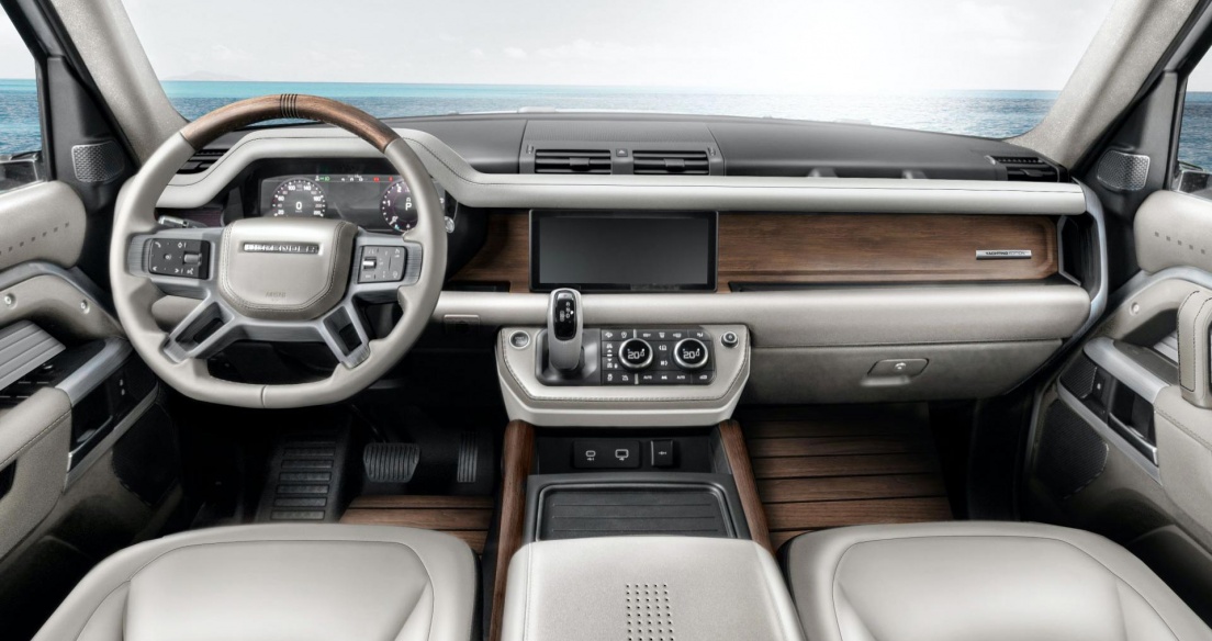 Land Rover Defender bản độ nội thất ốp gỗ như siêu du thuyền
