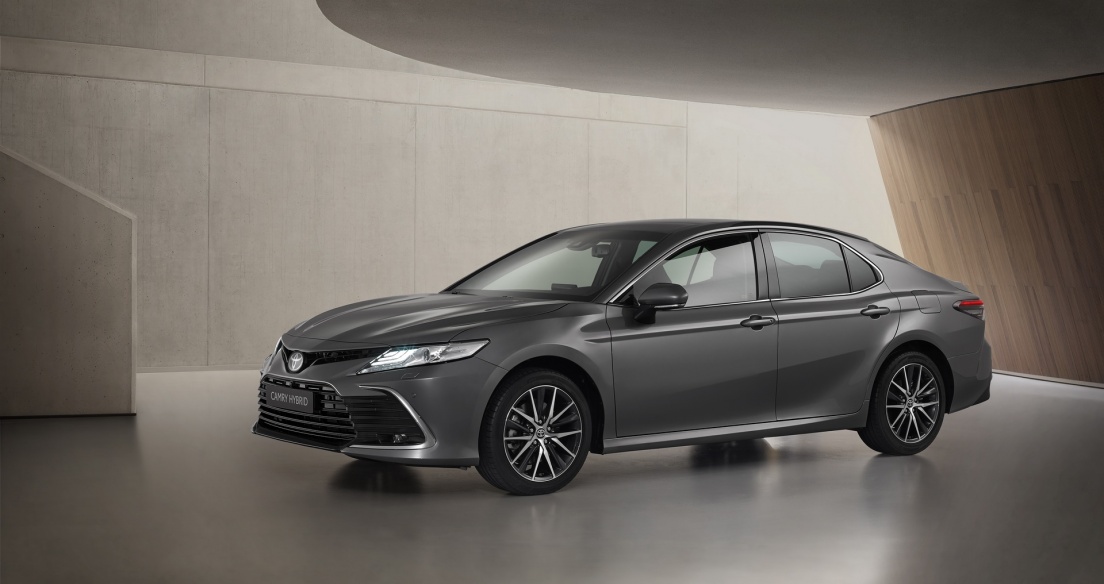 Toyota Camry Hybrid 2021 ra mắt: Nâng cấp về thiết kế và trang bị