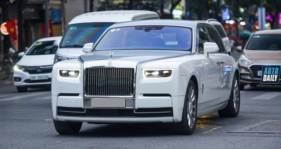 Siêu phẩm Rolls-Royce Phantom VIII 2 màu độc đáo trên phố Hà Nội