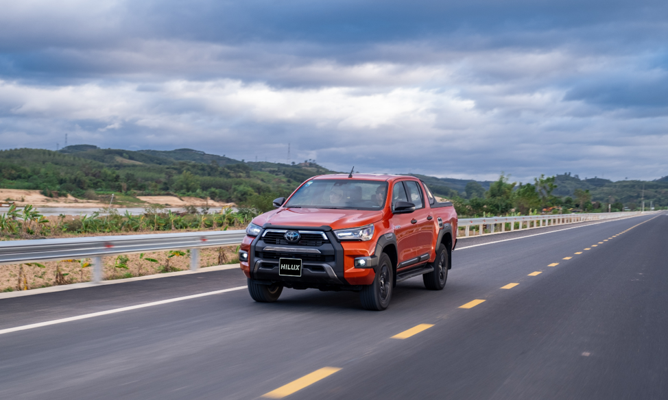 Thêm nhiều nâng cấp, Toyota Hilux bứt phá doanh số, đe nẹt đối thủ