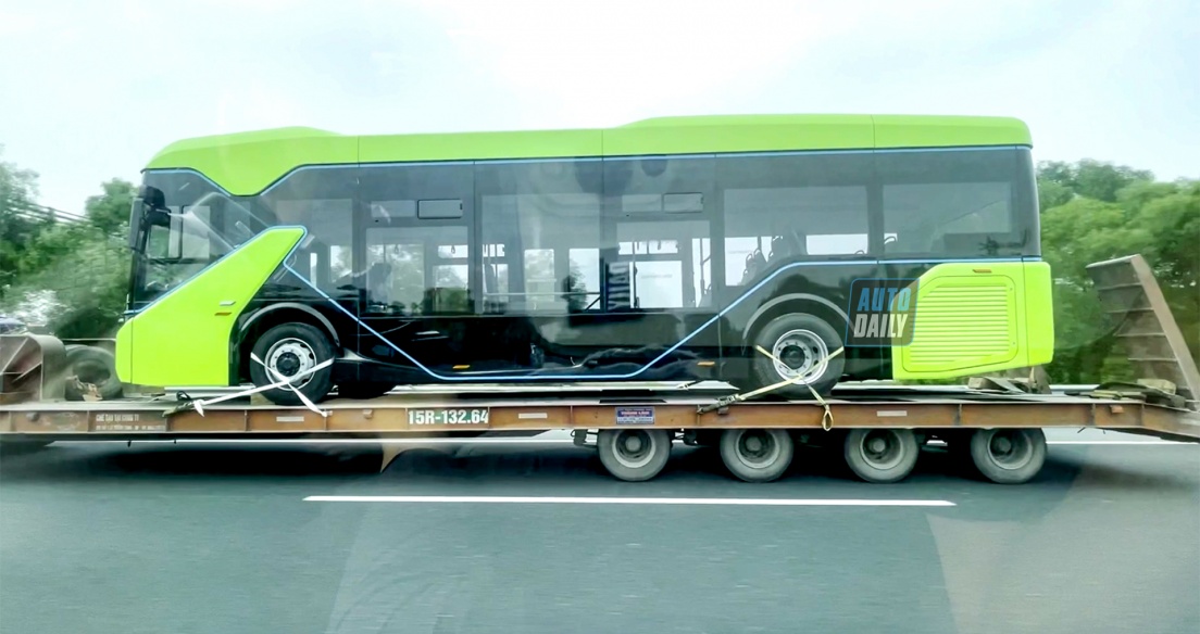 NÓNG: Xe Bus điện VinFast được vận chuyển từ nhà máy về Hà Nội, sẵn sàng chạy thí điểm