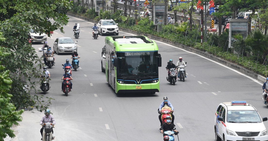 Xe buýt điện thông minh VinBus chạy thử tuyến tại Hà Nội