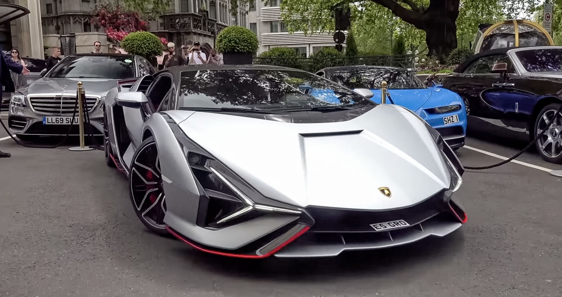 Lamborghini Sian hơn 4 triệu USD lăn bánh trên phố