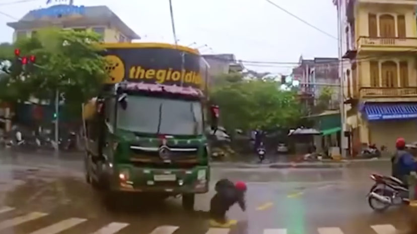 VIDEO: Thót tim với những pha thoát chết thần kỳ sau cú va chạm với xe tải