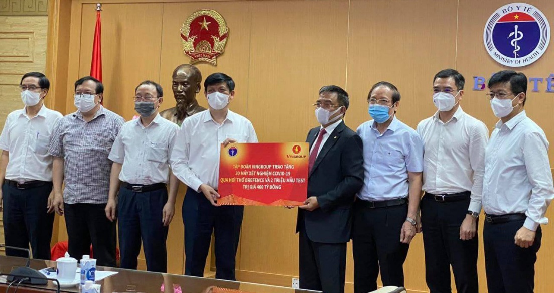 Vingroup trao tặng 30 máy xét nghiệm Covid-19 qua hơi thở và 2 triệu mẫu test