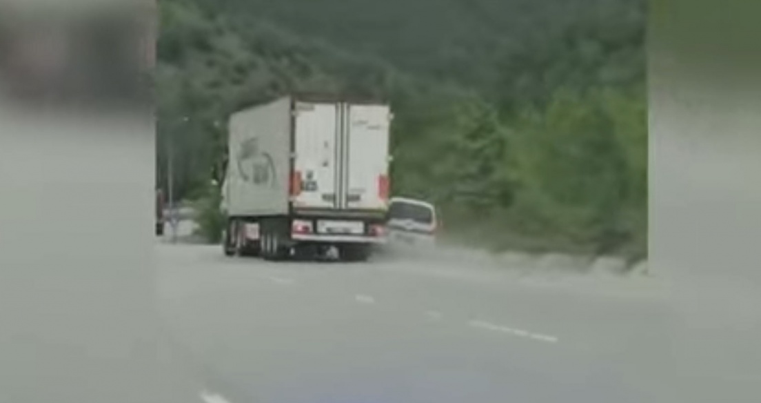 Video: Xe con ‘cà khịa’ với xe tải và cái kết hú hồn