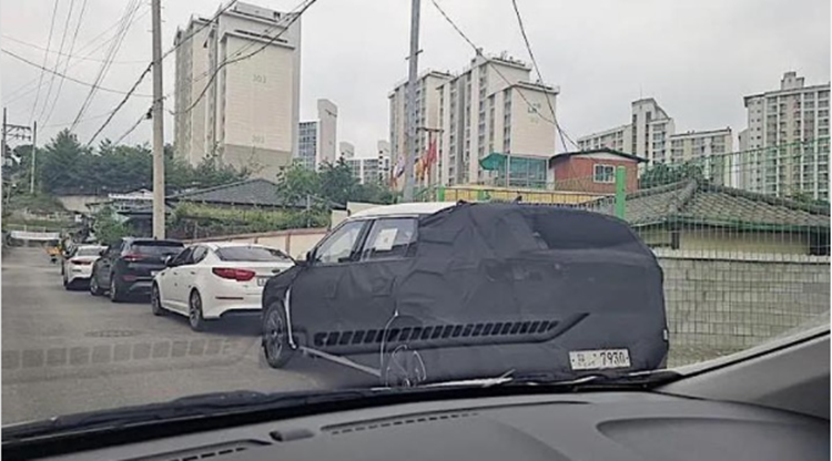 Kia Seltos phiên bản 7 chỗ lộ diện trên đường thử?